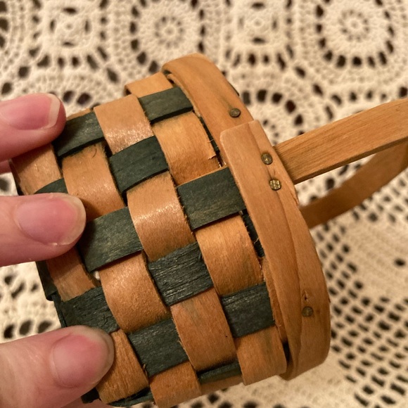Small Checkered Pattern Basket - Picture 2 of 10